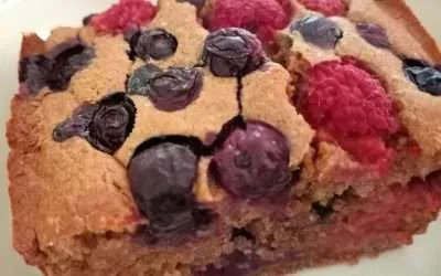 Pastel de frambuesas y arándanos