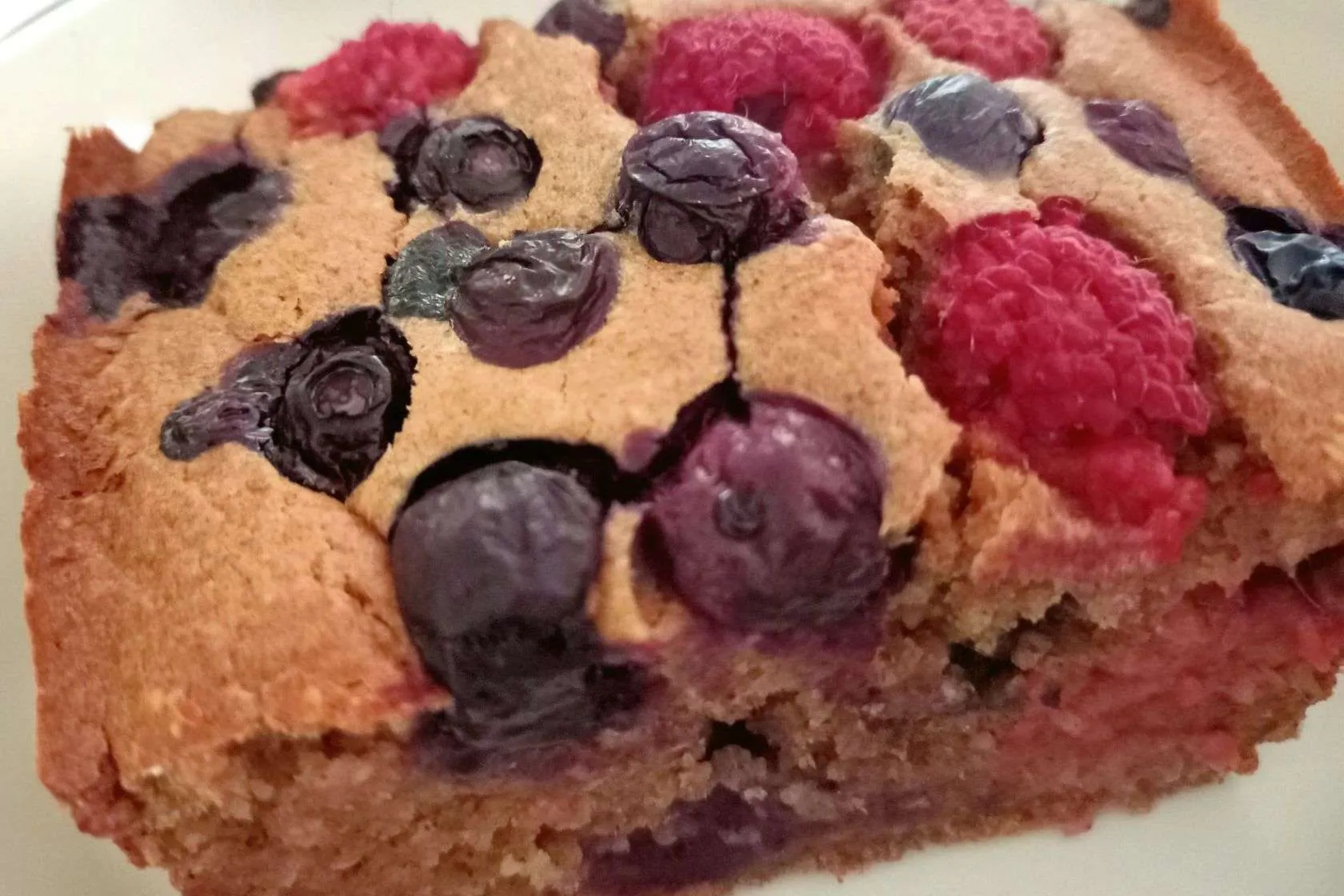 Pastel de frambuesas y arándanos